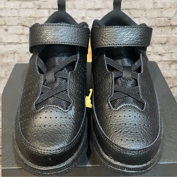 NEW Boys Jordan Max Aura 5 - Picture 2 of 8